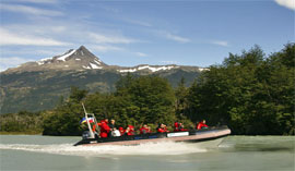 Navigazione per il Parco Nazionale Torres del Paine, Patagonia Cilena Navigazione per il Parco Nazionale Torres del Paine, Patagonia Cilena